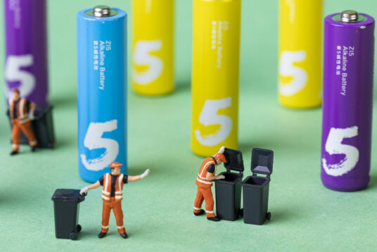 Batterier og avfallsbeholdere